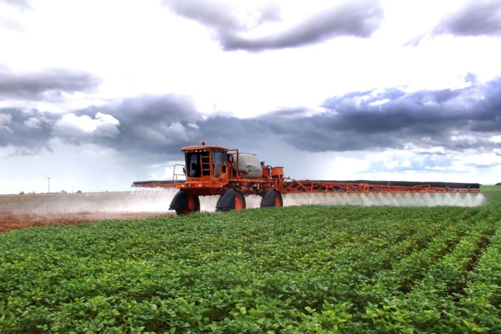 Uso de defensivos agrícolas cresce 7,6% no Brasil, mas queda nos preços trava faturamento do setor