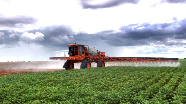 Uso de defensivos agrícolas cresce 7,6% no Brasil, mas queda nos preços trava faturamento do setor