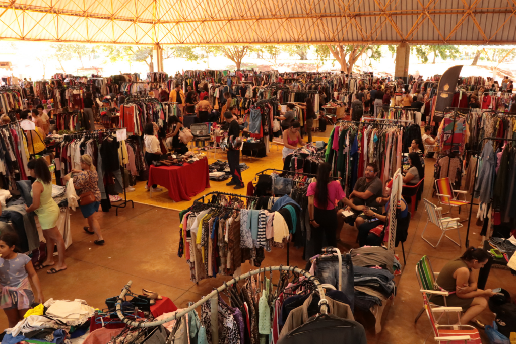 Moda circular ganha espaço em Campo Grande e feira de desapego reúne 30 mil itens no Aero Rancho