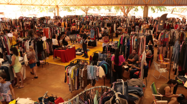 Moda circular ganha espaço em Campo Grande e feira de desapego reúne 30 mil itens no Aero Rancho