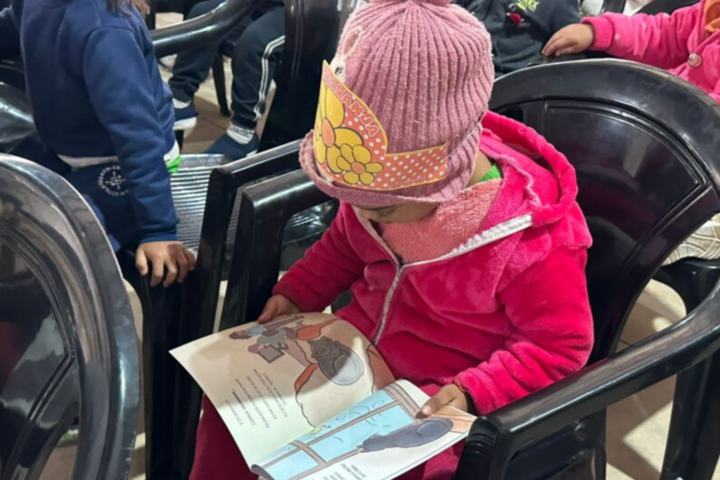 Projeto social distribui centenas de livros infantis para crianças do Jardim Noroeste em Campo Grande