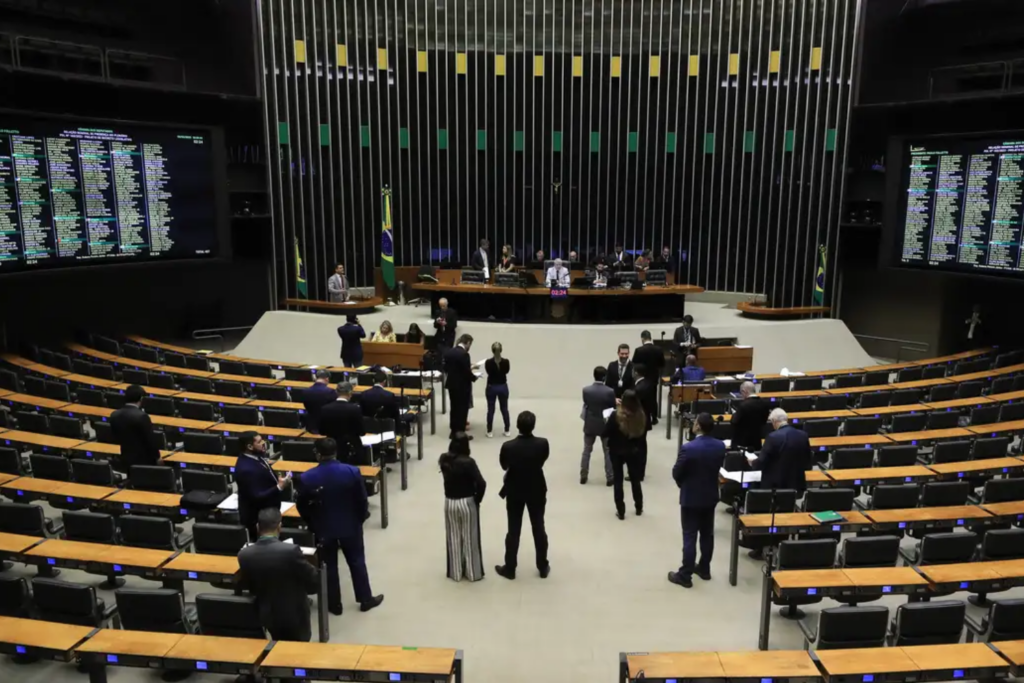 Câmara aprova minirreforma eleitoral que flexibiliza punições a partidos e divide opiniões