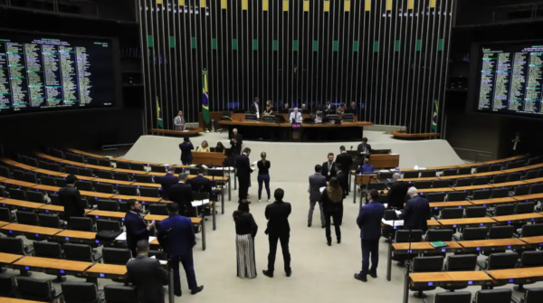 Câmara aprova minirreforma eleitoral que flexibiliza punições a partidos e divide opiniões