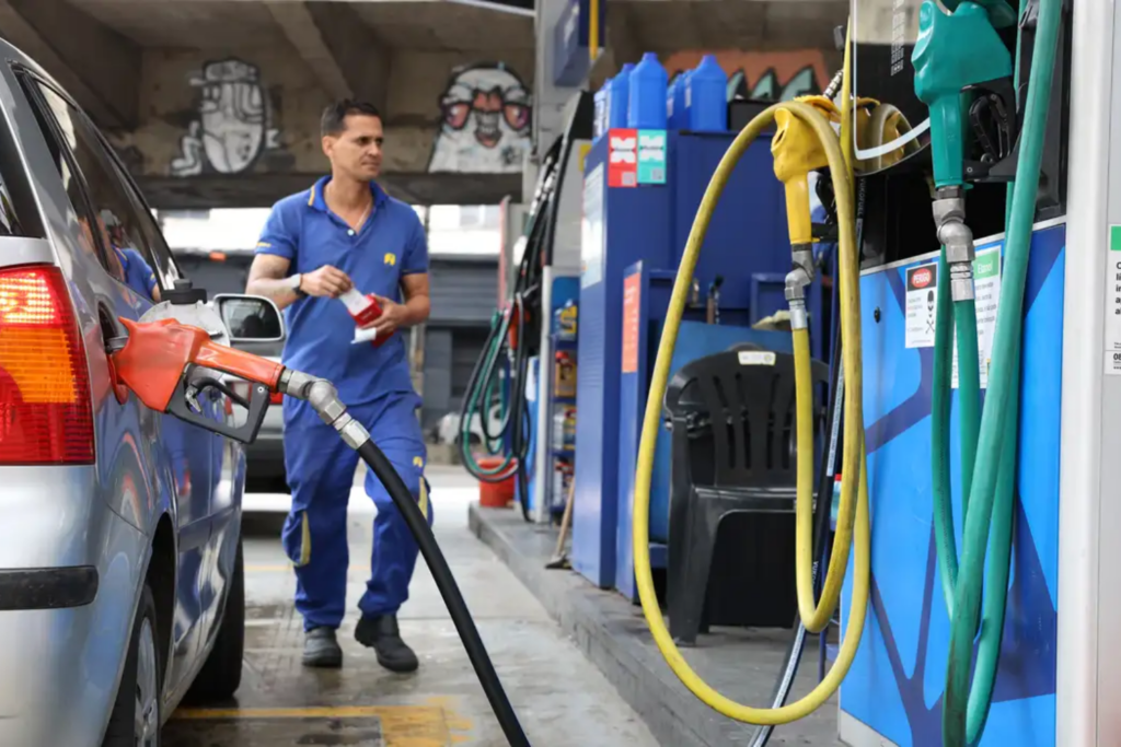 Governo define subvenção da gasolina em R$ 0,44 por litro para conter alta do petróleo