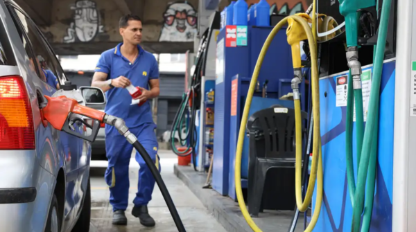 Governo define subvenção da gasolina em R$ 0,44 por litro para conter alta do petróleo