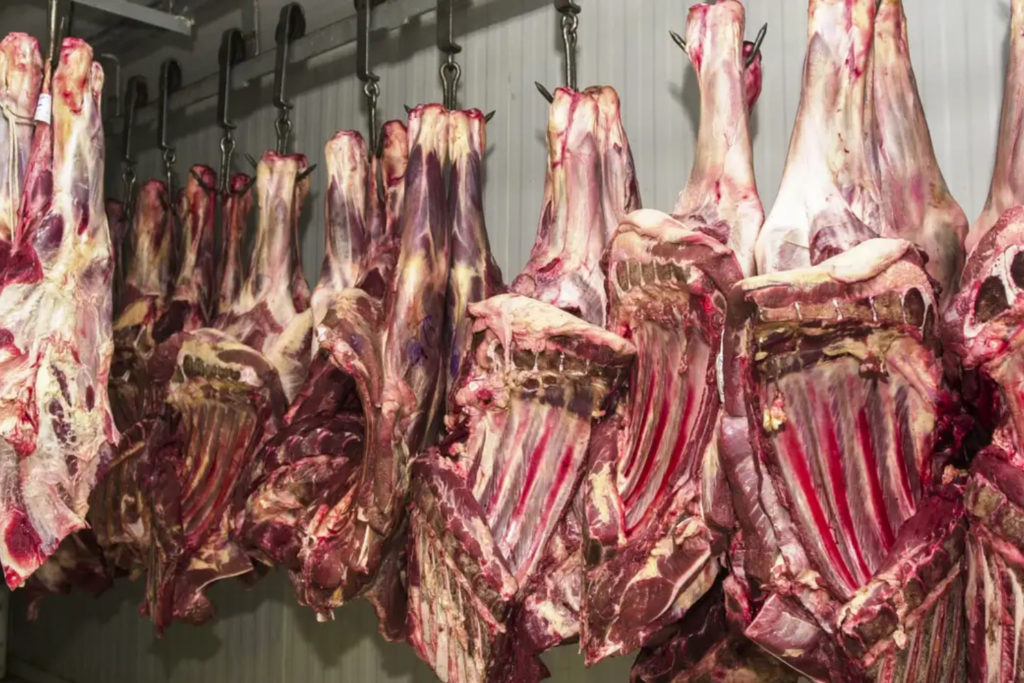China suspende três frigoríficos brasileiros após detectar problemas sanitários em carne bovina