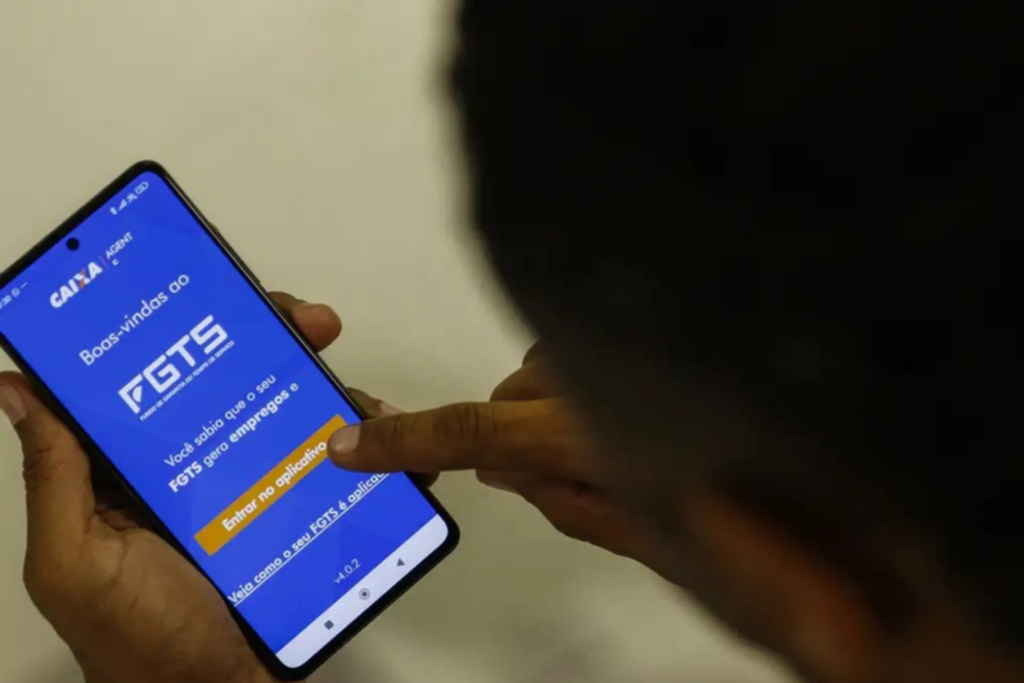 Trabalhadores já podem consultar saldo do FGTS para renegociar dívidas no Desenrola Brasil