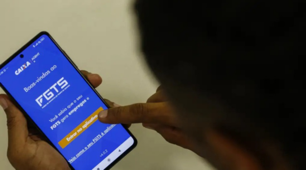 Trabalhadores já podem consultar saldo do FGTS para renegociar dívidas no Desenrola Brasil