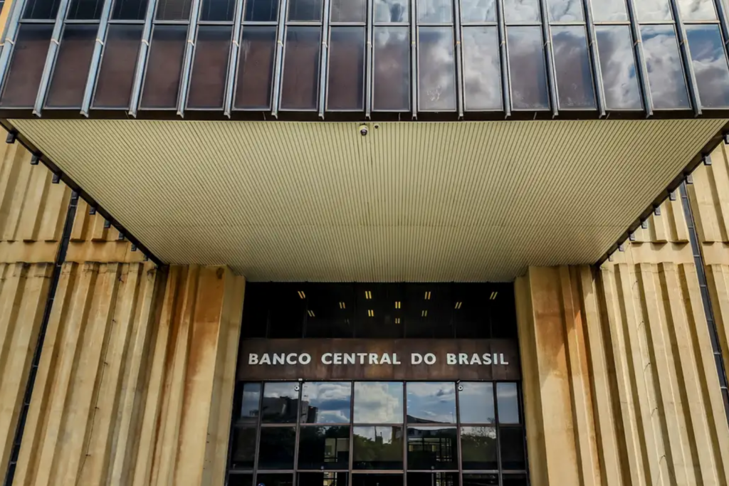 Boletim Focus eleva projeção da inflação para 5,04% e mercado prevê estouro da meta em 2026