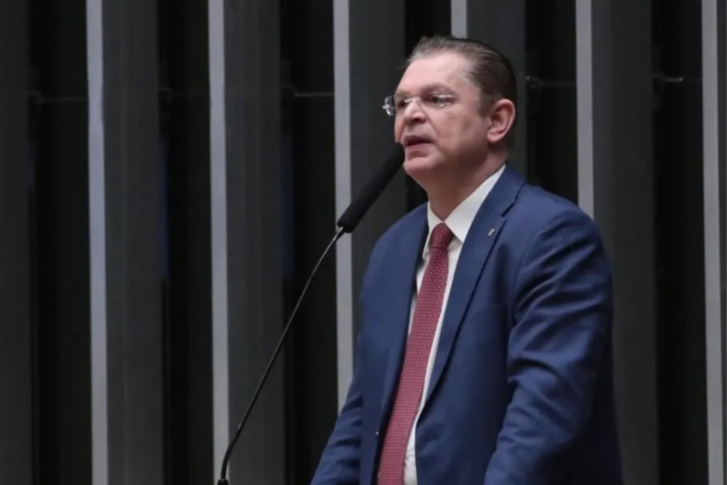 Oposição quer convocar chefe da PF para explicar troca de delegado em caso sobre filho de Lula