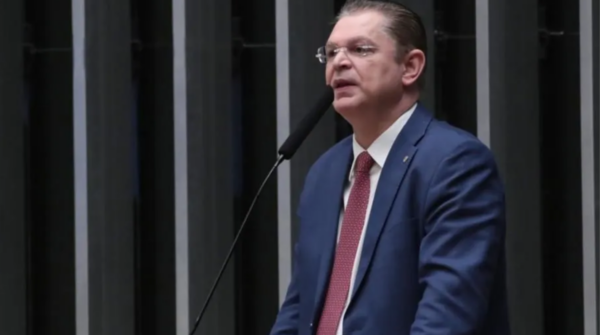 Oposição quer convocar chefe da PF para explicar troca de delegado em caso sobre filho de Lula
