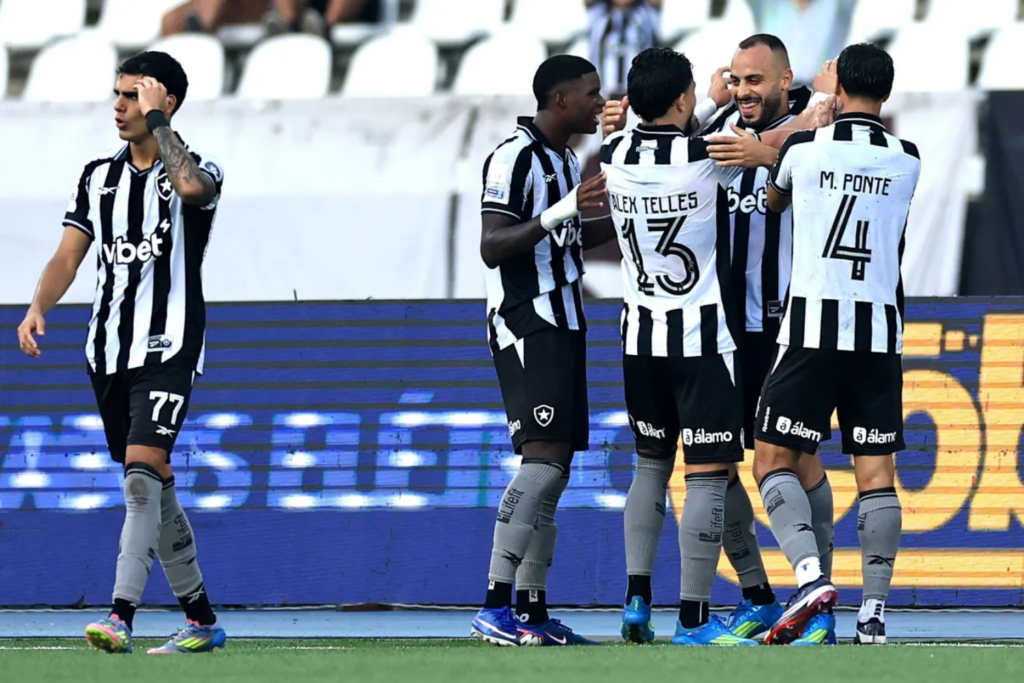 Botafogo vence o Corinthians com hat-trick de Arthur Cabral e empurra rival para o Z-4