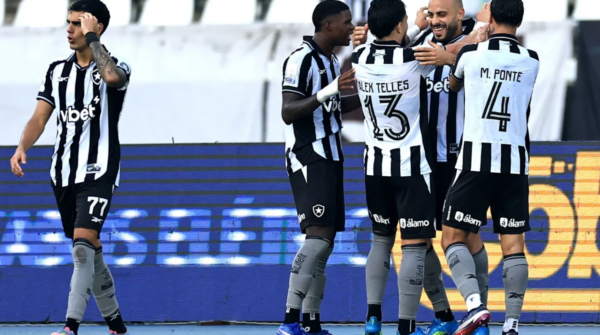 Botafogo vence o Corinthians com hat-trick de Arthur Cabral e empurra rival para o Z-4