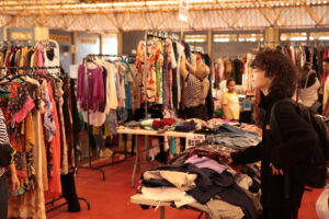 Moda circular ganha espaço em Campo Grande e feira de desapego reúne 30 mil itens no Aero Rancho