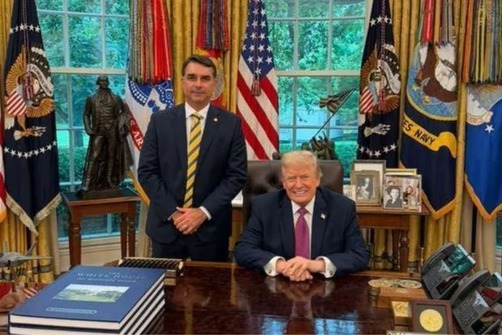 Flávio Bolsonaro se reúne com Donald Trump na Casa Branca semanas após visita de Lula