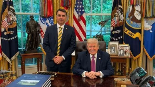 Flávio Bolsonaro se reúne com Donald Trump na Casa Branca semanas após visita de Lula