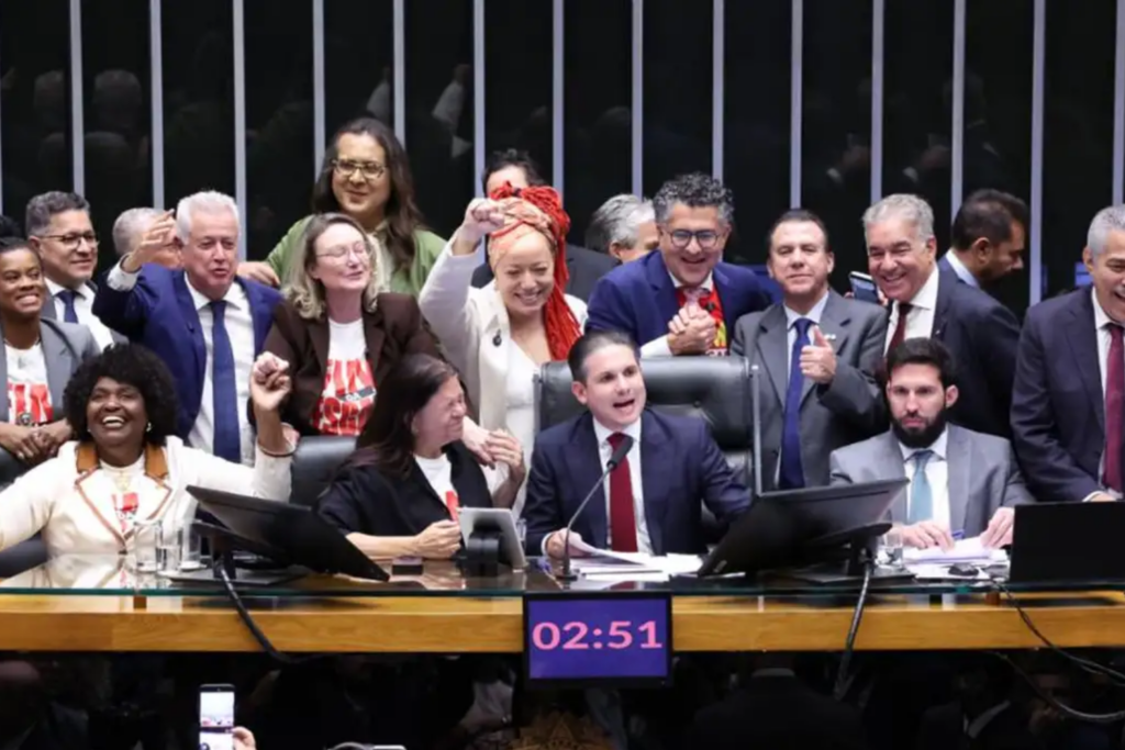 Câmara aprova fim da escala 6×1 e reduz jornada de trabalho para 40 horas semanais
