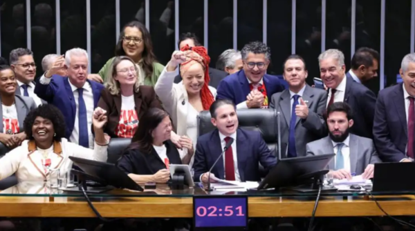 Câmara aprova fim da escala 6×1 e reduz jornada de trabalho para 40 horas semanais