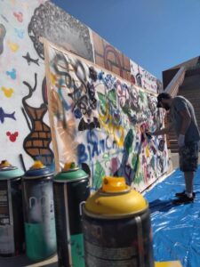 Projeto leva graffiti a bairros de Campo Grande com criação coletiva e cartões-postais acessíveis