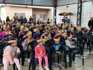 Projeto social distribui centenas de livros infantis para crianças do Jardim Noroeste em Campo Grande