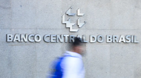 Banco Central eleva projeção de crescimento do PIB para 2% em 2026, mas alerta para risco de estouro da meta da inflação