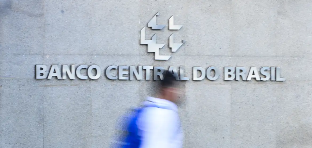 Banco Central eleva projeção de crescimento do PIB para 2% em 2026, mas alerta para risco de estouro da meta da inflação