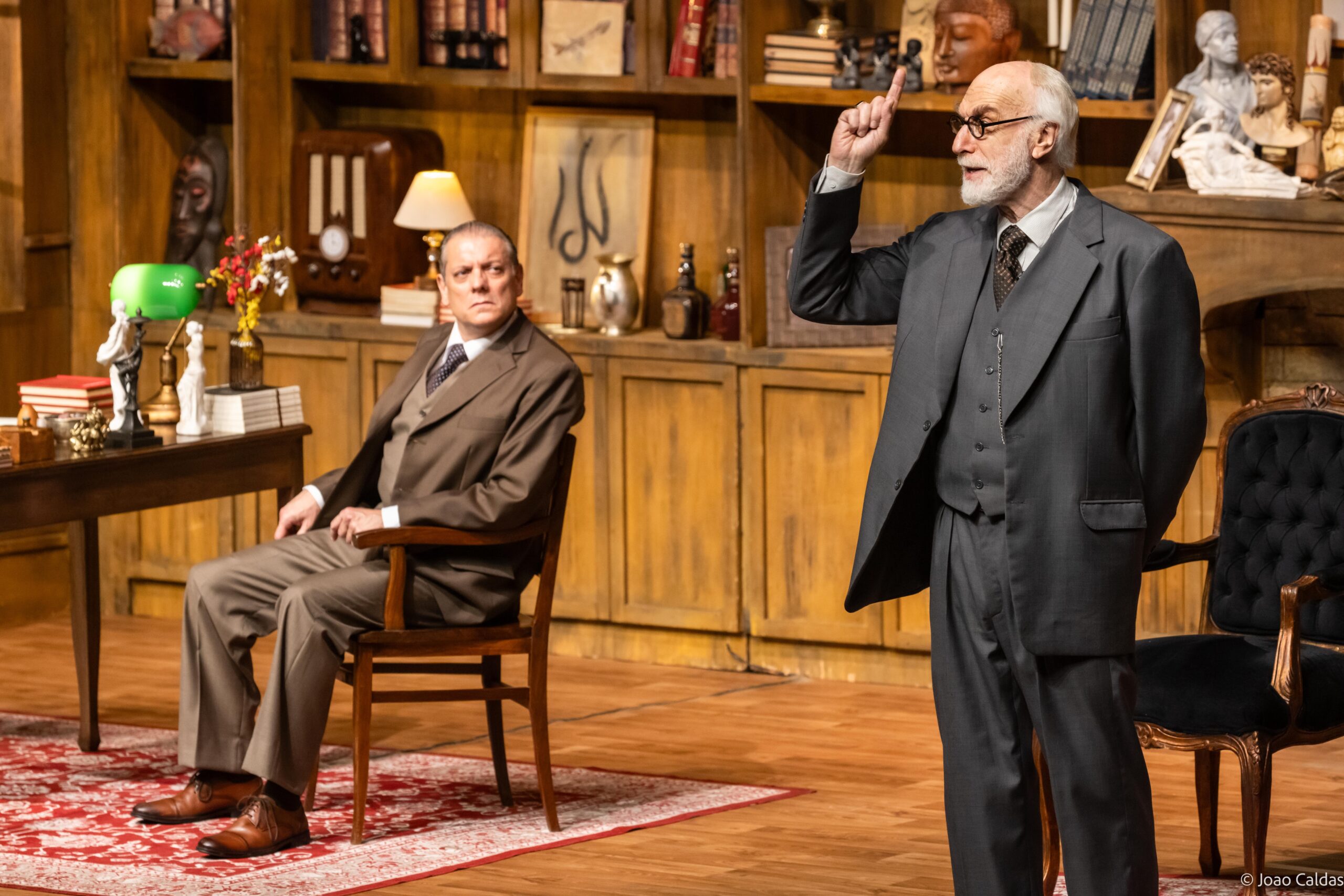 Fenômeno do teatro nacional, 'A Última Sessão de Freud' chega a Campo Grande em agosto