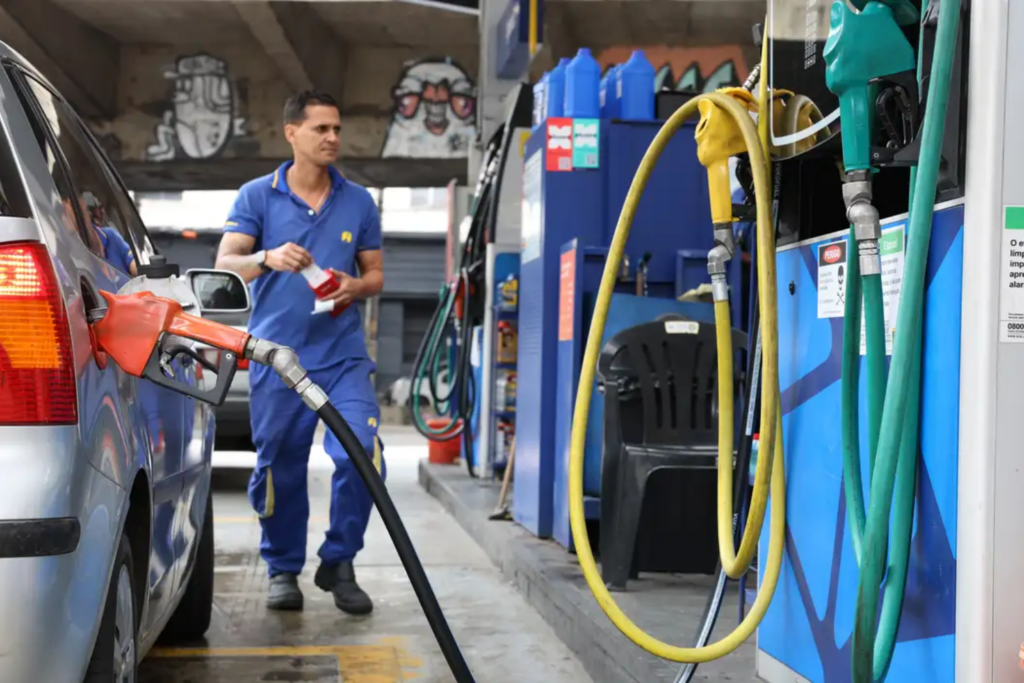Vendas do comércio recuam 1,5% em abril influenciadas pela alta dos combustíveis, aponta IBGE