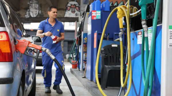 Vendas do comércio recuam 1,5% em abril influenciadas pela alta dos combustíveis, aponta IBGE
