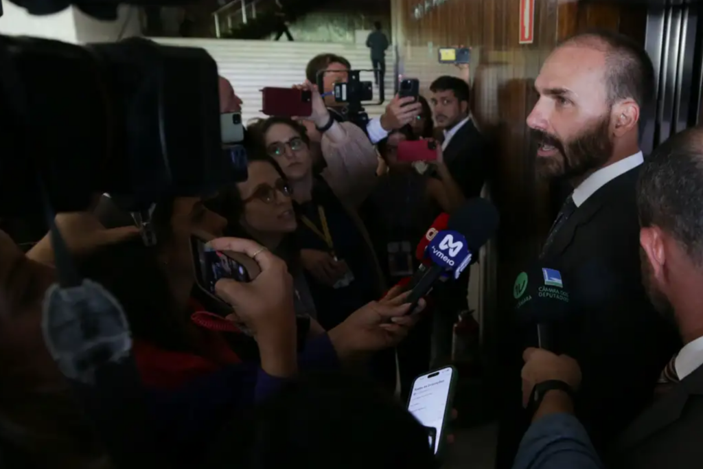 STF condena Eduardo Bolsonaro por coação em processo sobre trama golpista