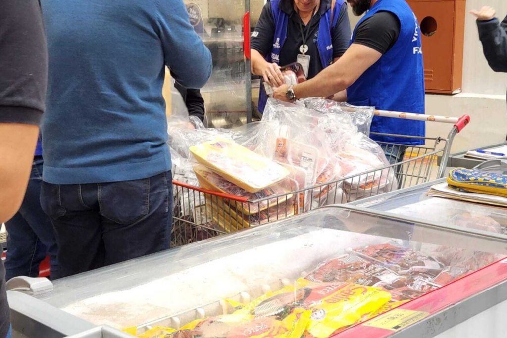 Fiscalização apreende mais de uma tonelada de alimentos em atacadista de Campo Grande; gerente é preso