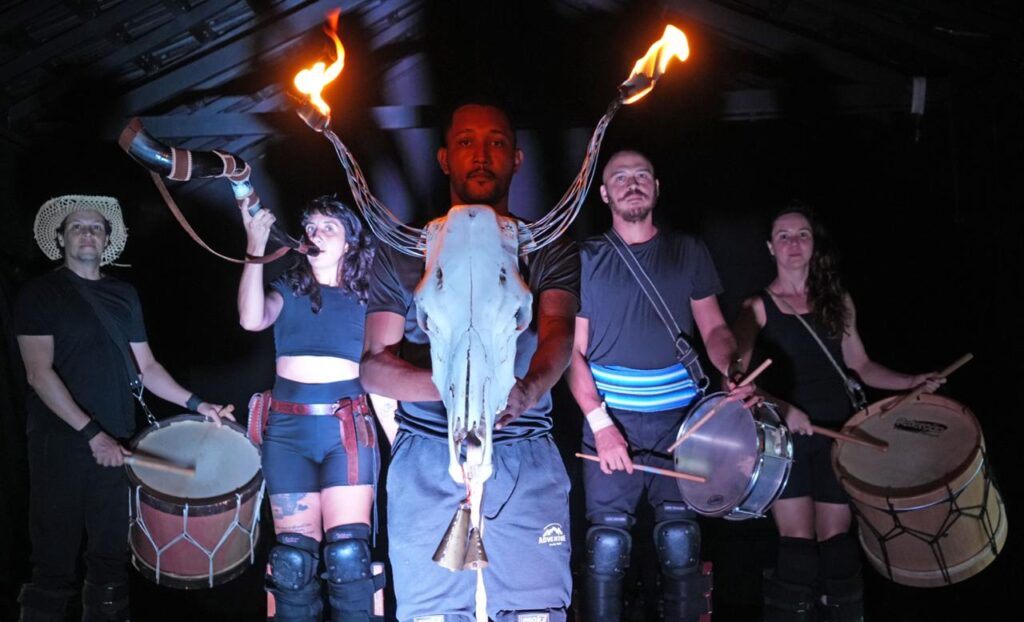 Coletivo Circo Estrada estreia espetáculo gratuito inspirado em lendas pantaneiras em Campo Grande
