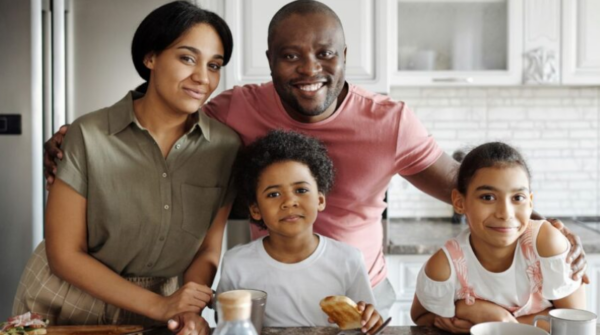 Cada vez mais homens cozinham em casa e transformam a cozinha em espaço de saúde e convivência