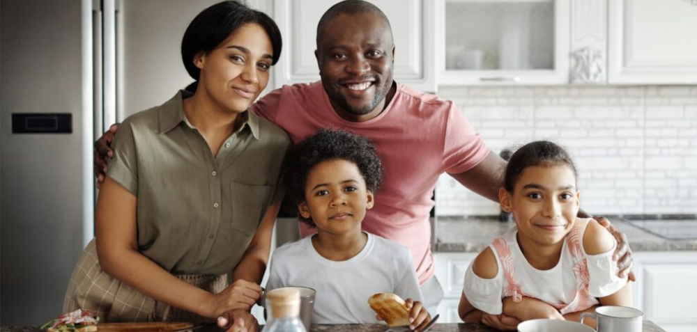 Cada vez mais homens cozinham em casa e transformam a cozinha em espaço de saúde e convivência