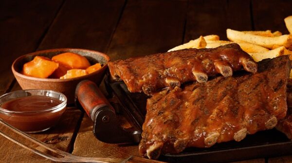 Outback lança menu para dois durante a Semana do Amigo com Junior Ribs a preço promocional